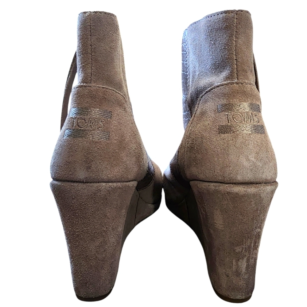 TOMS Desert Wedge High Taupe Suede Croc Embossed Ankle Booties, size 8 - Picture 3 of 7